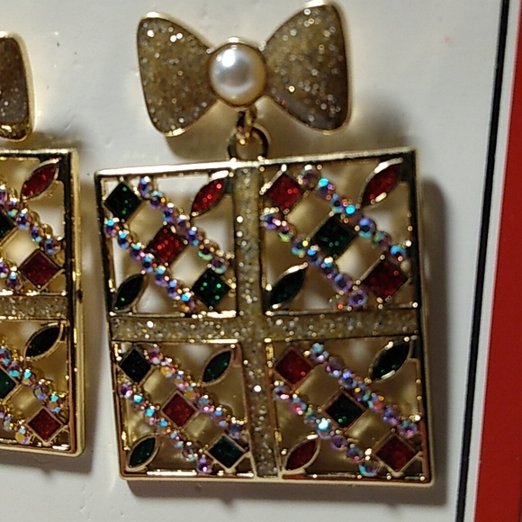 Unique Rhinestone Christmas Presents Goldtone Faux Pearls Pierced Earrings NEW - Picture 3 of 3